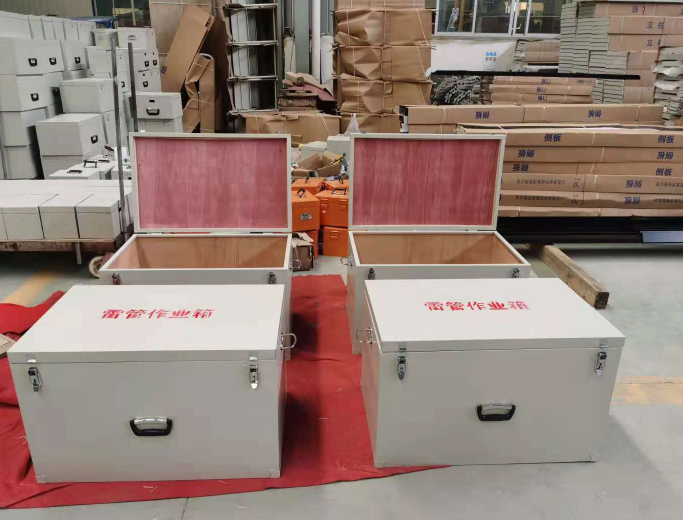 浉河放炮线和雷管炸药在矿山作业时如何存放？